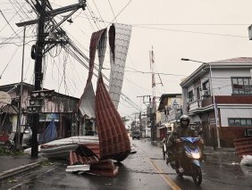 由于风暴给沿海地区带来大风和高水位，中国南方暂停了渡轮服务