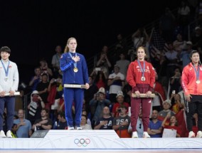 美国女子摔跤赢得两枚奥运金牌，缩小了与日本的差距